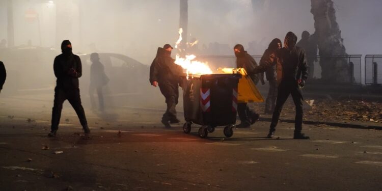 Le forze dell'ordine usano blindati