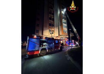 Portati in ospedale per accertamenti 17 intossicati dal fumo