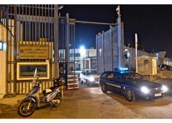 Alcuni al pronto soccorso per sospetta intossicazione dai fumi. Il fuoco da una stufetta