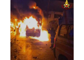 I vigili del fuoco hanno impedito che le fiamme raggiungessero la parrocchia