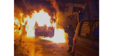 I vigili del fuoco hanno impedito che le fiamme raggiungessero la parrocchia