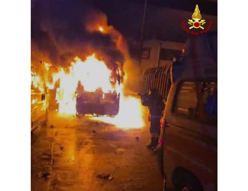 Incendio nel parcheggio di una chiesa a Bari, distrutte tre ambulanze