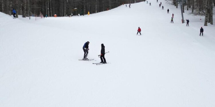Soccorsi tentano invano massaggio cardiaco e defibrillatore