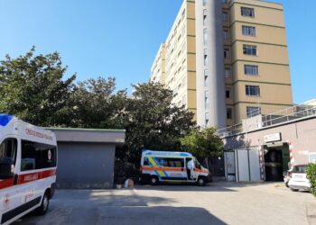 Prelevati campioni del cibo consumato. Indagano i carabinieri del Nas