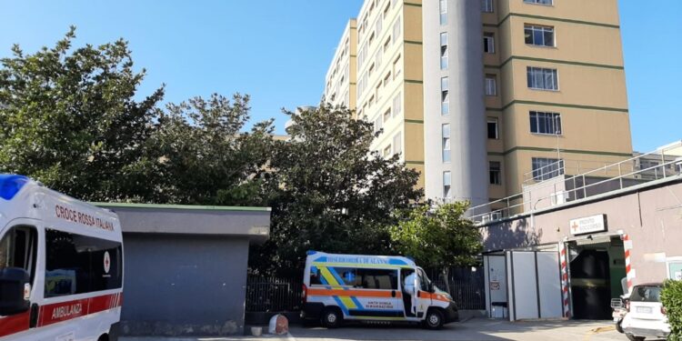 Prelevati campioni del cibo consumato. Indagano i carabinieri del Nas