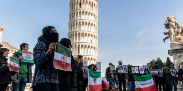 Mostrate immagini dello Scià. E nel pomeriggio un corteo brucia la foto di Khamenei