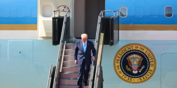 Media: 'Il presidente si imbarcherà su un altro aereo e proseguirà il viaggio'