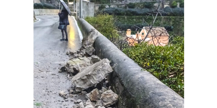 Maltempo ha provocato distacco di massi dal muro di una proprietà privata