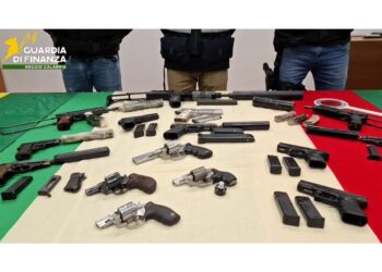 Nel deposito anche Uzi di fabbricazione israeliana e due pistole mitragliatrici Skorpion