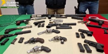 Nel deposito anche Uzi di fabbricazione israeliana e due pistole mitragliatrici Skorpion