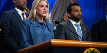 La visita a sorpresa di Pam Bondi