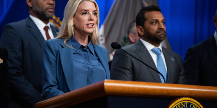 La visita a sorpresa di Pam Bondi