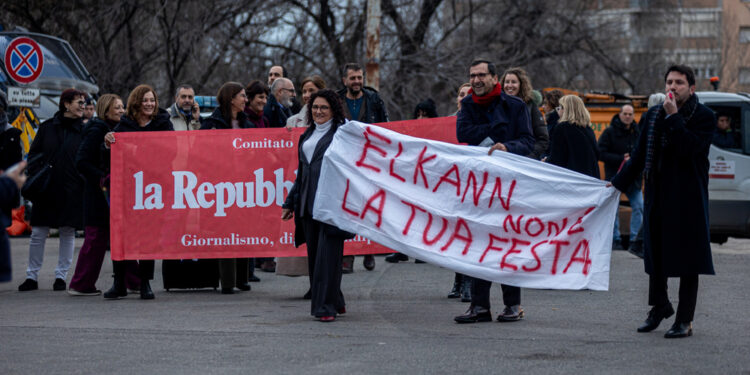 Con striscioni e fischietti davanti al Mattatoio alla mostra per i 50 anni del quotidiano