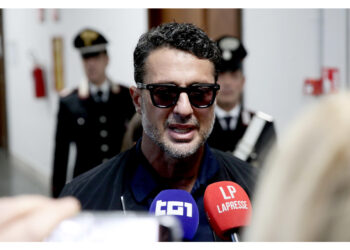 Il conduttore chiede 'inibitoria'. Ex re dei paparazzi