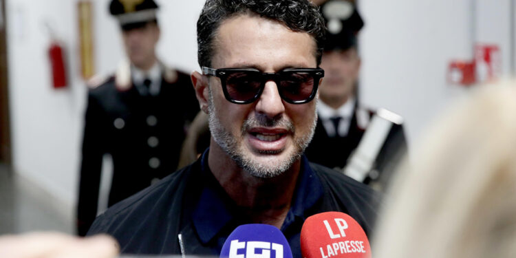 Il conduttore chiede 'inibitoria'. Ex re dei paparazzi