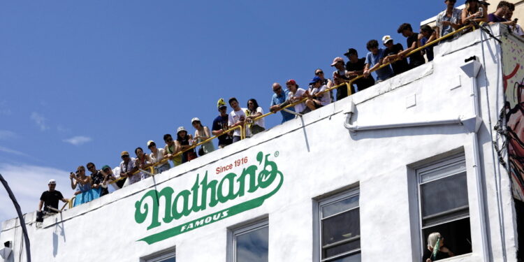 Storico chiosco di hot dog a Coney Island passa nelle mani di un colosso della carne