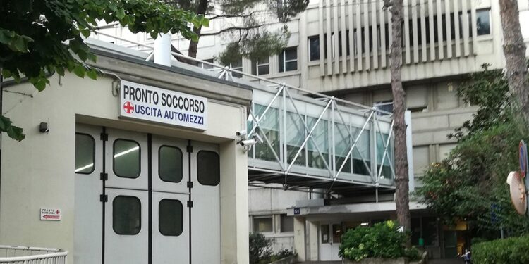 Il caso di un paziente a Senigallia (Ancona). "Poco personale