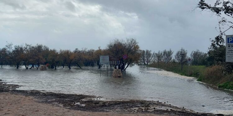 Interventi nel litorale di Capoterra per proteggere gli abitanti dalle mareggiate