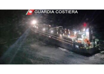 A bordo 33 persone salvate da Capitaneria con elicotteri e rimorchiatori