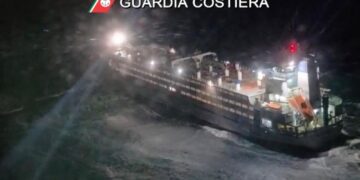 A bordo 33 persone salvate da Capitaneria con elicotteri e rimorchiatori