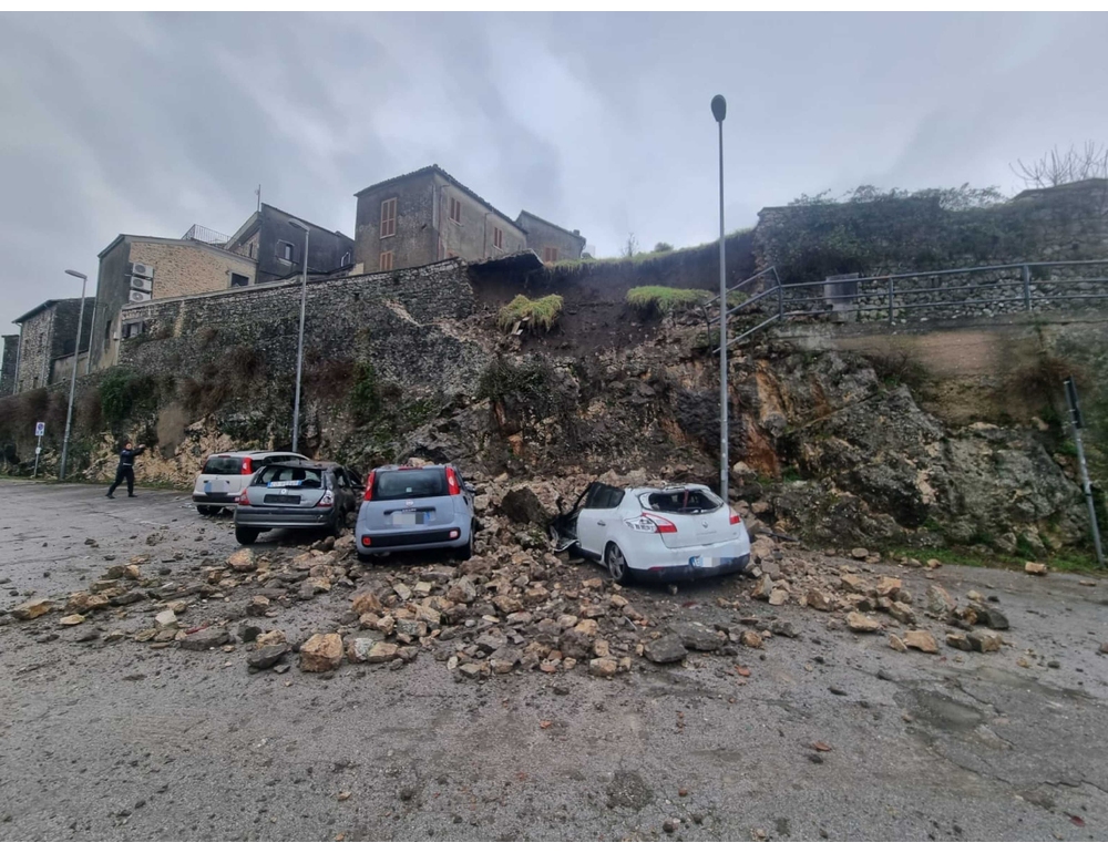 Maltempo nel Frusinate, muro frana sulle auto a Castro dei Volsci