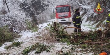 Crolla porzione del muro di recinzione del carcere di Barcaglione. Neve e disagi Fabriano