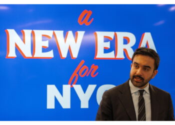 La cerimonia in una ex fermata della metro. E' il primo musulmano a guidare la città