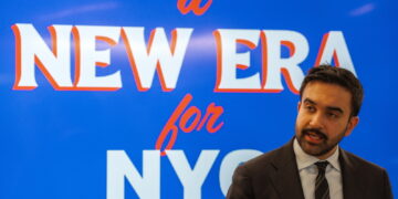 La cerimonia in una ex fermata della metro. E' il primo musulmano a guidare la città