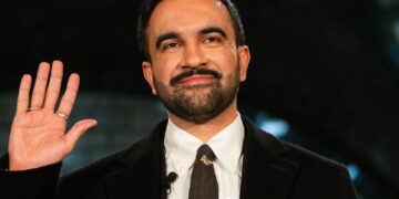 Discorso davanti a folla esultante di migliaia di persone dopo il giuramento