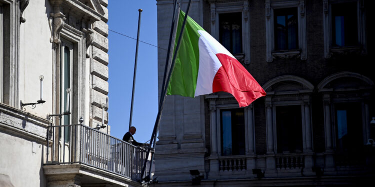 Meloni: 'Rappresenta chi combatté per la Costituzione'. Il ricordo di La Russa e Fontana