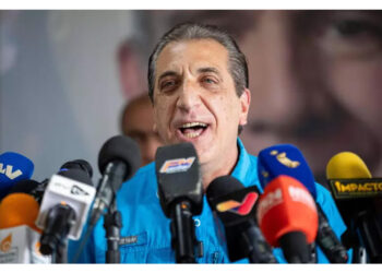 Il politico e giornalista italo-venezuelano ha potuto riabbracciare i suoi familiari