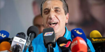 Il politico e giornalista italo-venezuelano ha potuto riabbracciare i suoi familiari