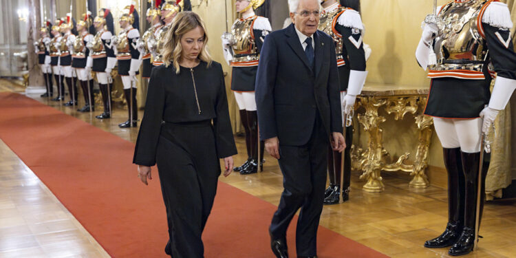 La premier scherza: "perché non mi proponete mai di lavorare con Fiorello a pagamento?"