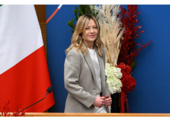 Esposto uno striscione sul mancato rinnovo del contratto. La replica: 'Non dipende da noi'