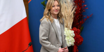 Esposto uno striscione sul mancato rinnovo del contratto. La replica: 'Non dipende da noi'