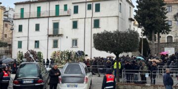 Molti nel piazzale esterno