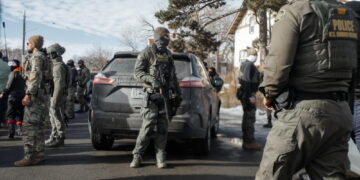 Altri manifestanti hanno cercato di bloccare le forze dell'ordine