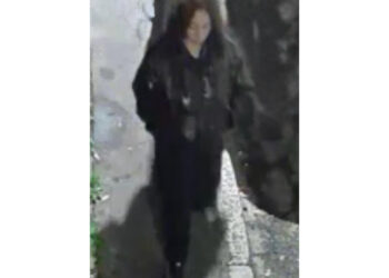 Telecamere lo riprendono in ginocchio davanti alla ragazza