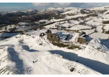 Centinaia di scuole ancora chiuse. Treni e voli cancellati
