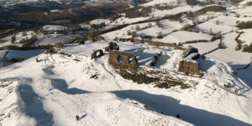 Centinaia di scuole ancora chiuse. Treni e voli cancellati