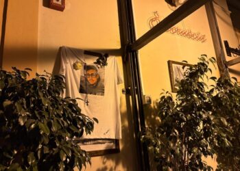 Ventunenne venne freddato con un colpo di pistola; fidanzata