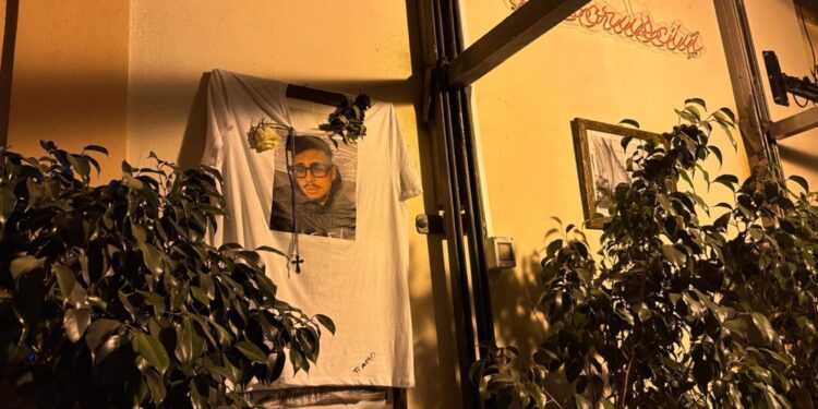 Ventunenne venne freddato con un colpo di pistola; fidanzata