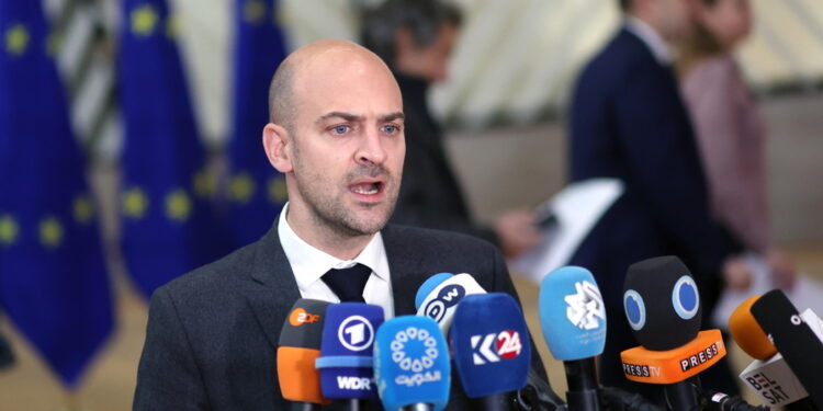 Il ministro degli Esteri Barrot: 'Reagiremo alle intimidazioni'