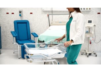 La donna ha dato alla luce la sua bimba con l'aiuto del compagno