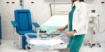 La donna ha dato alla luce la sua bimba con l'aiuto del compagno