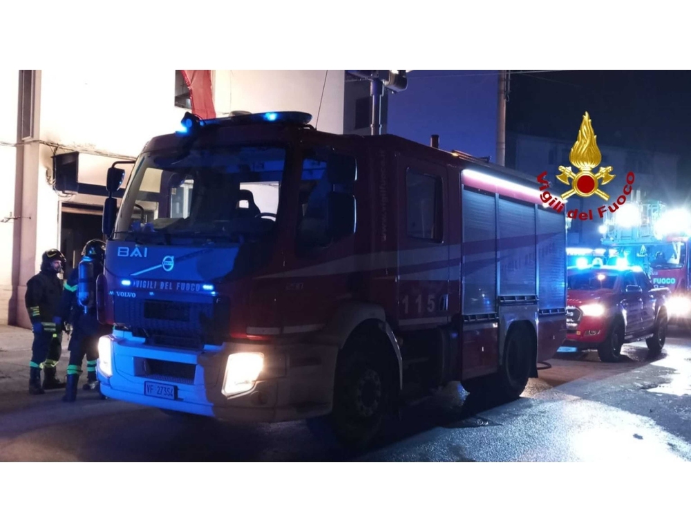 Paura per incendio, anziana e 4 bimbi portati attraverso i balconi