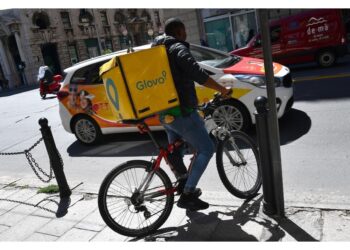 Accerchiati e aggrediti con altri giovani