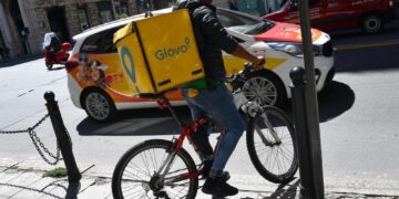 Accerchiati e aggrediti con altri giovani