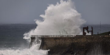 Sino a mercoledì previste anche onde alte e mareggiate sulle coste