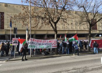 Assolti gli altri due imputati. In tribunale all'Aquila contestazioni in aula